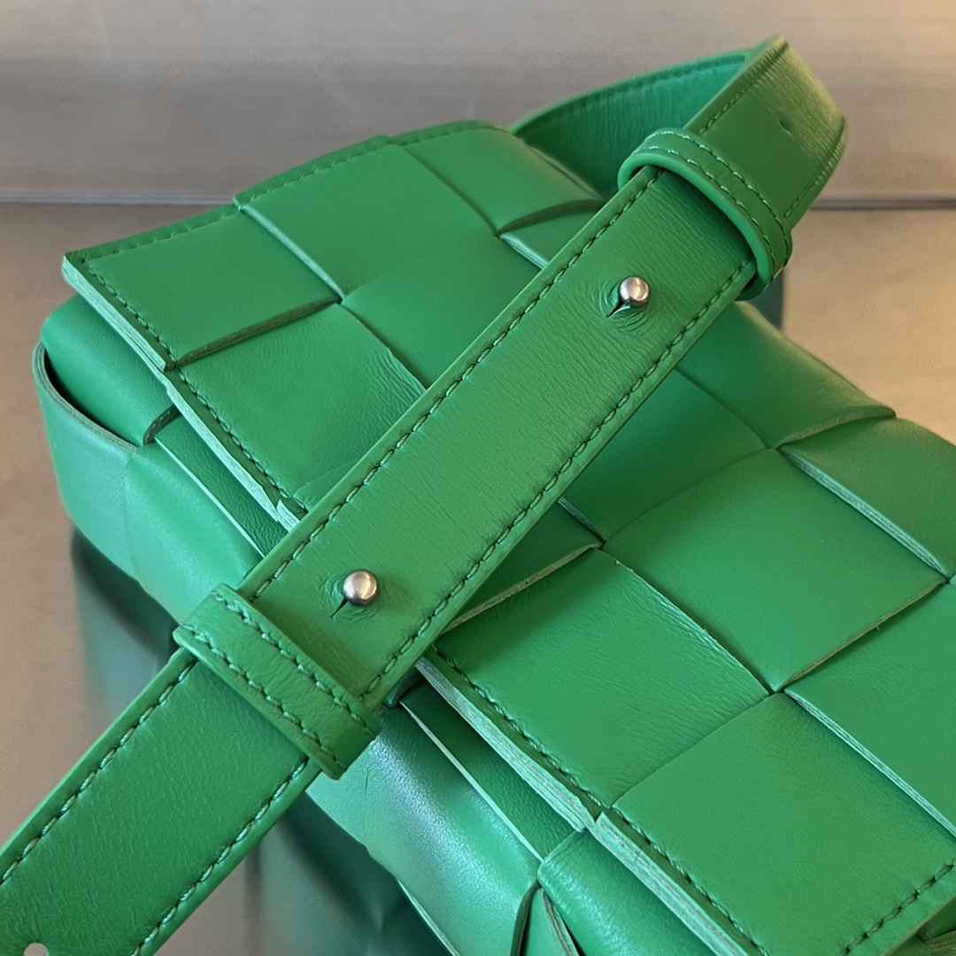 Small Cassette Intreccio Leather Cross-body Bag Green 